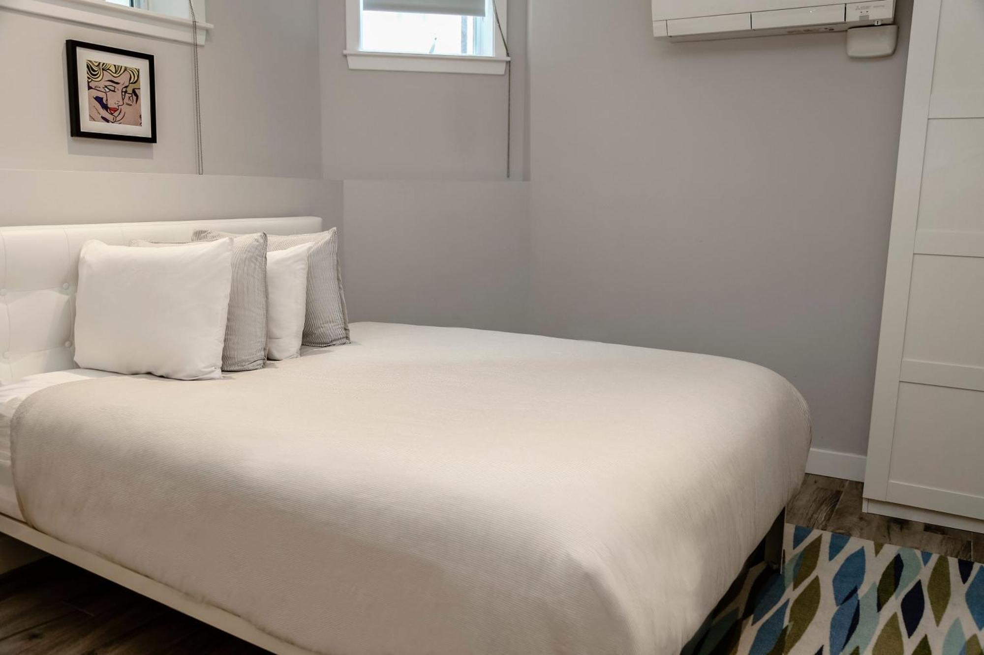 A Stylish Stay W/ A Queen Bed, Heated Floors.. #3 Brookline Exterior foto