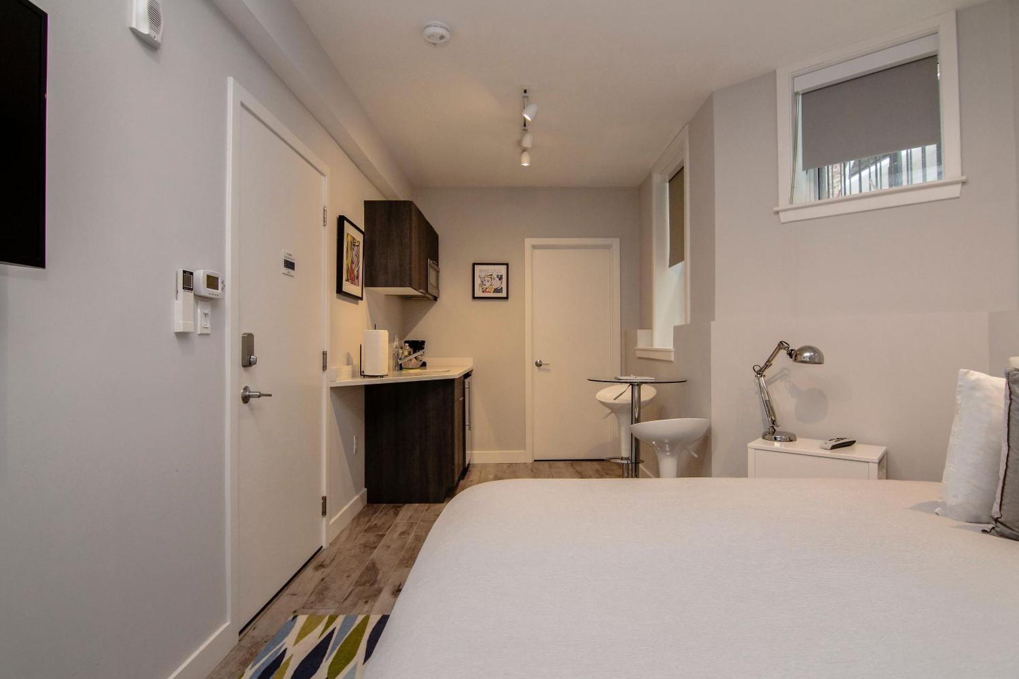 A Stylish Stay W/ A Queen Bed, Heated Floors.. #3 Brookline Exterior foto