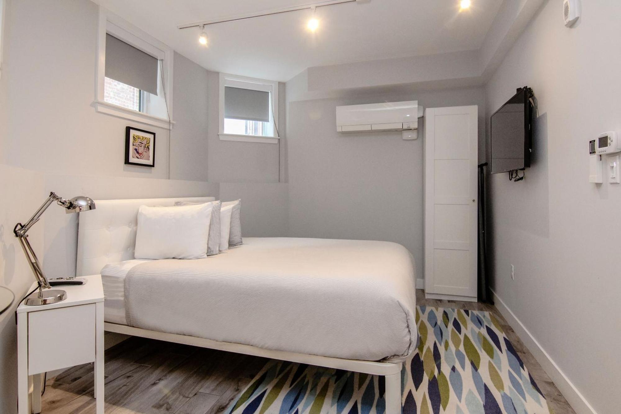 A Stylish Stay W/ A Queen Bed, Heated Floors.. #3 Brookline Exterior foto