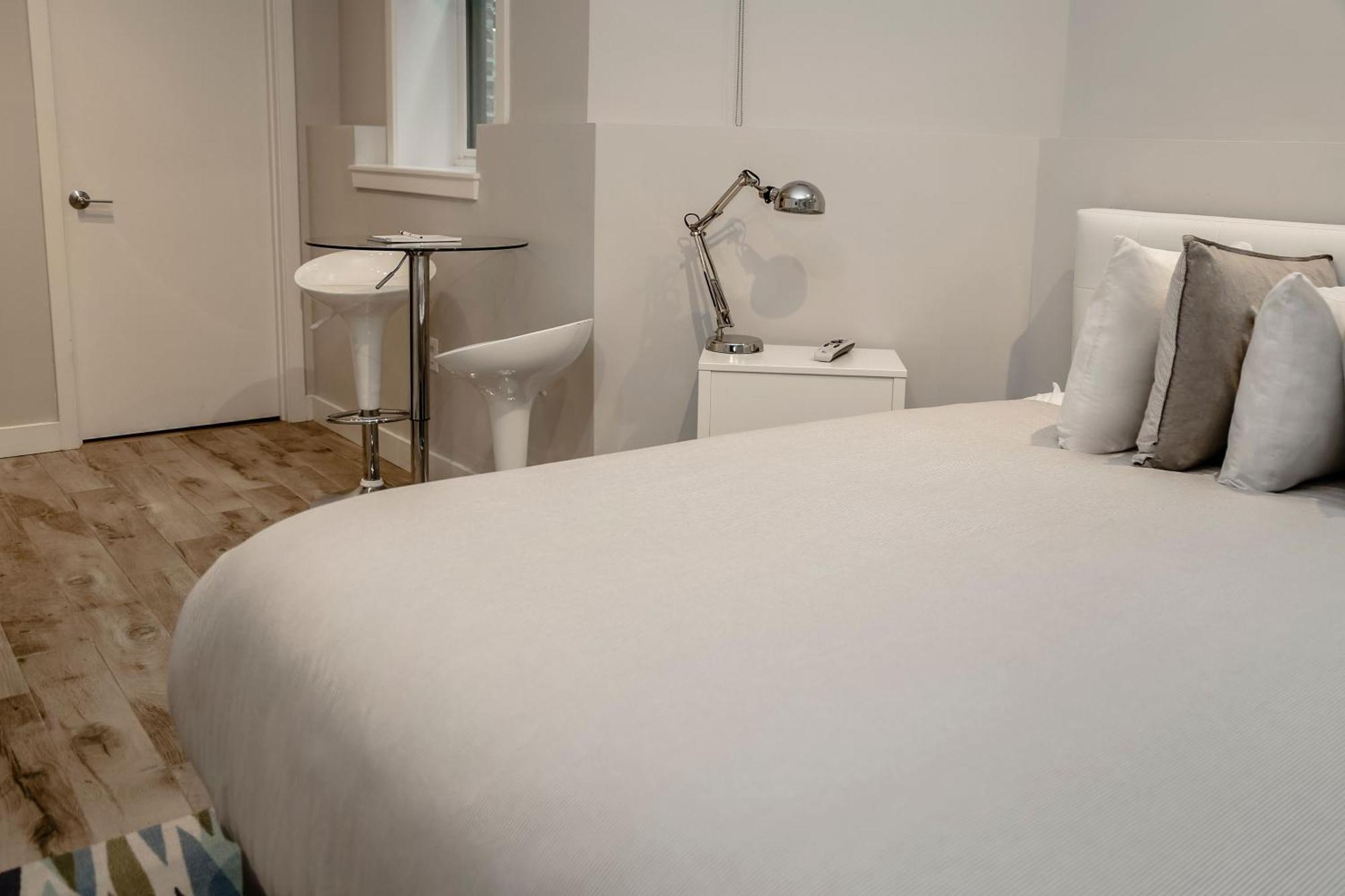 A Stylish Stay W/ A Queen Bed, Heated Floors.. #3 Brookline Exterior foto