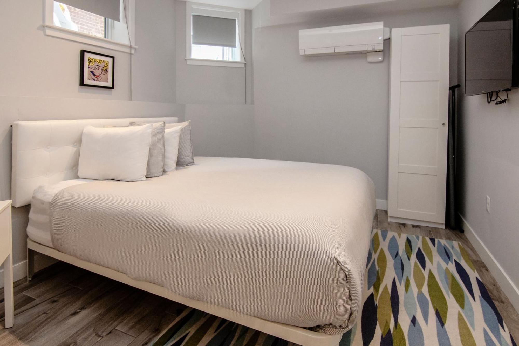 A Stylish Stay W/ A Queen Bed, Heated Floors.. #3 Brookline Exterior foto